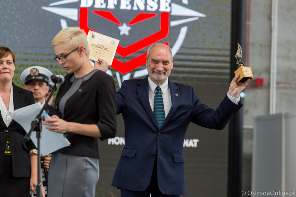 Minister Obrony Narodowej Antoni Macierewicz odbiera nagrodę. foto: Jacek Piech