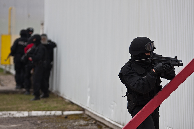 Pożar i terroryści w hali targowej.