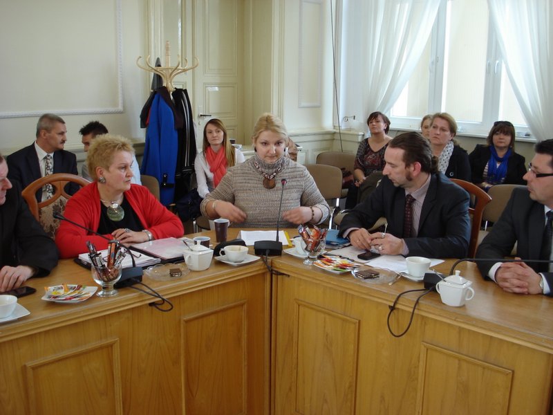 Marta Kulak dyskutuje z burmistrzem Marta Kulak dyskutuje z burmistrzem