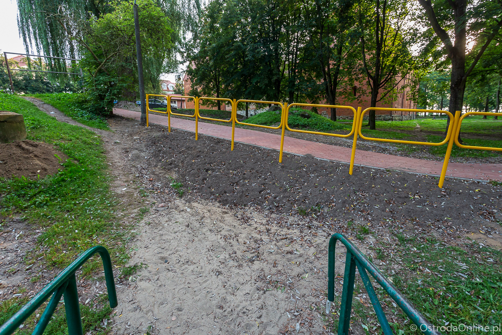 Brak przejścia z kładki na jakikolwiek chodnik.