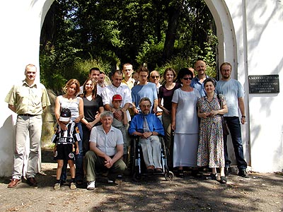 Członkowie OSK SASINIA przy bramie cmentarza Polska Górka Członkowie OSK SASINIA przy bramie cmentarza Polska Górka