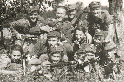 Partyzanci V Wileńskiej Brygady Armii Krajowej w lecie 1945 roku na Podlasiu. Partyzanci V Wileńskiej Brygady Armii Krajowej w lecie 1945 roku na Podlasiu.