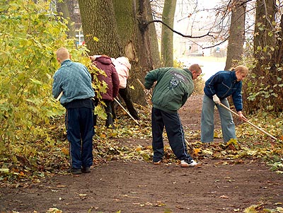 Młodzież ze Szkoły Podstawowej Nr 7 porządkująca aleje na cmentarzu Młodzież ze Szkoły Podstawowej Nr 7 porządkująca aleje na cmentarzu