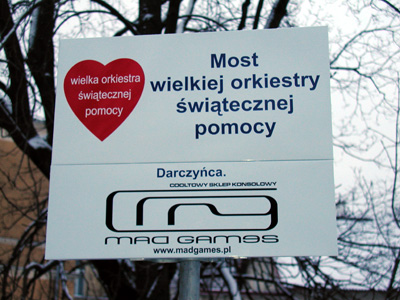 Tablice zostały już ustawione na moście. Tablice zostały już ustawione na moście.