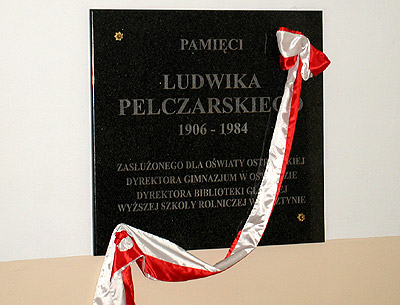 Tablica pamiątkową poświęcona Ludwikowi Pelczarskiemu. Tablica pamiątkową poświęcona Ludwikowi Pelczarskiemu.