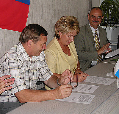 Burmistrz Miasta i Gminy Miłomłyn Róża Krześniak i Anatolij Trifonow reprezentujący Rejon Gusiew podpisują list intencyjny o współpracy w asyście Konsula Generalnego RP w Obwodzie Kaliningradzkim, Jarosława Czubińskiego. Burmistrz Miasta i Gminy Miłomłyn Róża Krześniak i Anatolij Trifonow reprezentujący Rejon Gusiew podpisują list intencyjny o współpracy w asyście Konsula Generalnego RP w Obwodzie Kaliningradzkim, Jarosława Czubińskiego.