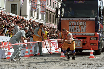 Mariusz Pudzianowski ciągnie TIRa, autor: Maciej Jawornicki Mariusz Pudzianowski ciągnie TIRa, autor: Maciej Jawornicki