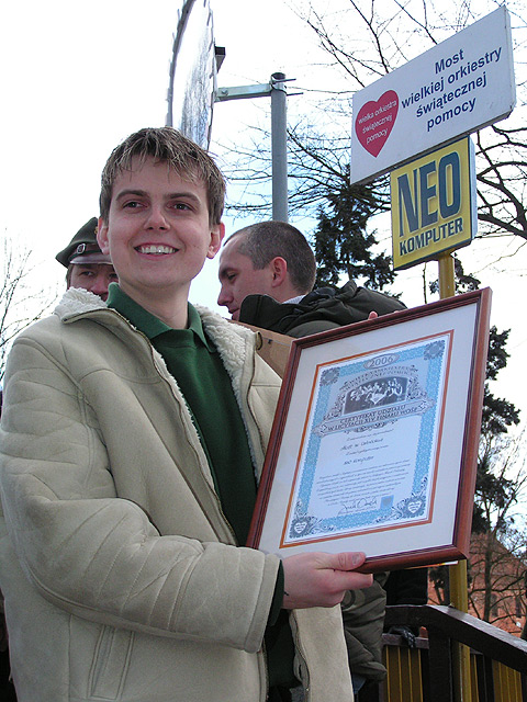Cezariusz Zalewski z Neo Komputer podczas odsłonięcia tablic na moście w 2006 roku. Cezariusz Zalewski z Neo Komputer podczas odsłonięcia tablic na moście w 2006 roku.