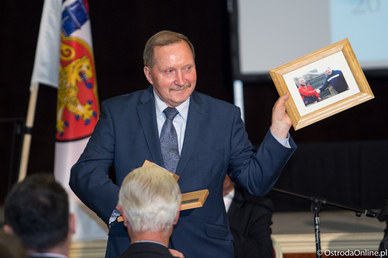Jan Nosewicz odbiera upominek od burmistrza Osterode am Harz