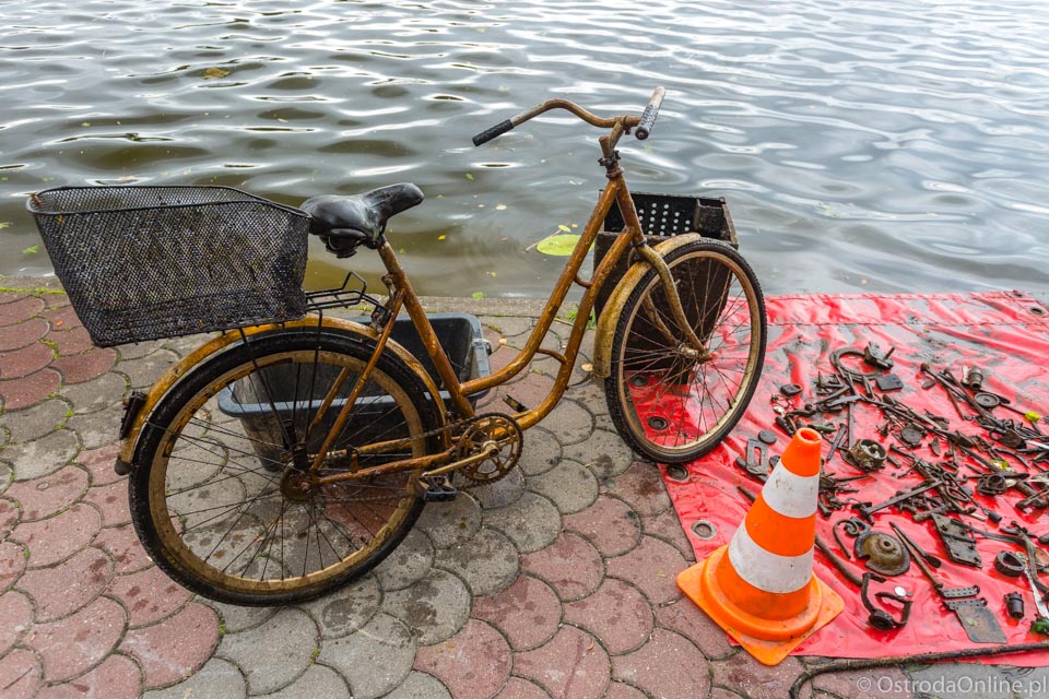 Rower wyciągnięty z zatoki Jeziora Drwęckiego.