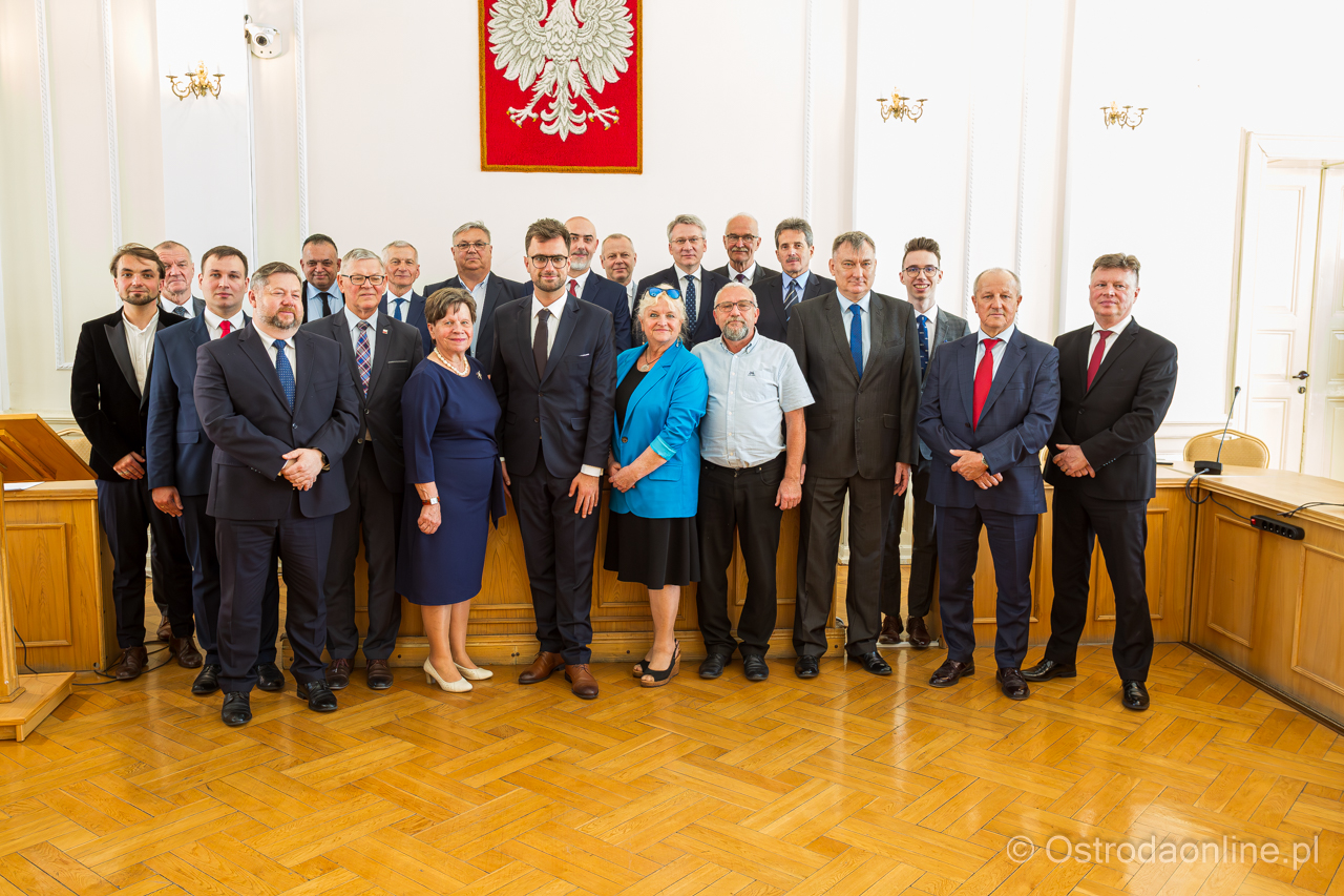 Wspólne zdjęcie nowej rady i burmistrza. foto: Ostrodaonline.pl